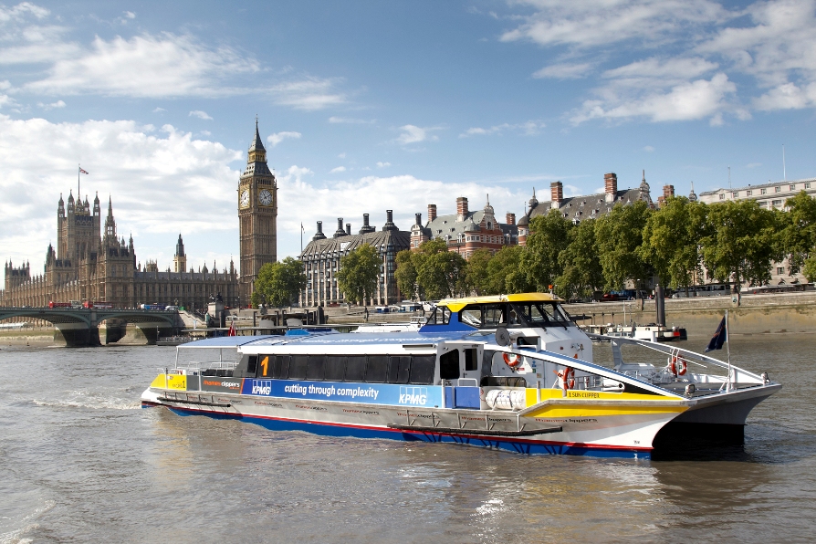 Речной общественный транспорт. River Bus Лондон. Речной трамвайчик в Лондоне. Круиз по реке Темза в Лондоне. Водный транспорт на Темзе в Лондоне.